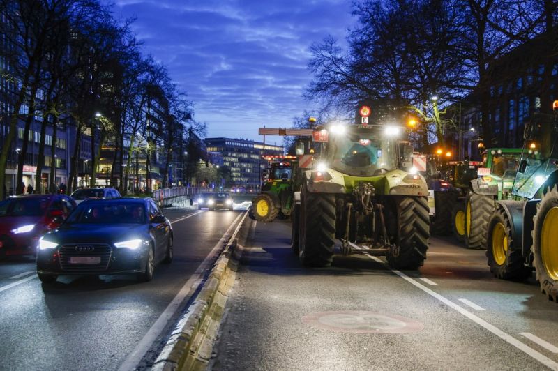 Ezer traktoros gazda balhézott Brüsszelben, szobrot döntötték és a rendőrökkel is összecsaptak