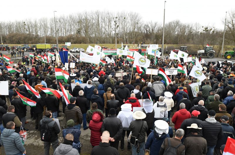 Brüsszel és Ukrajna ellen tüntettek magyar gazdák Záhonynál