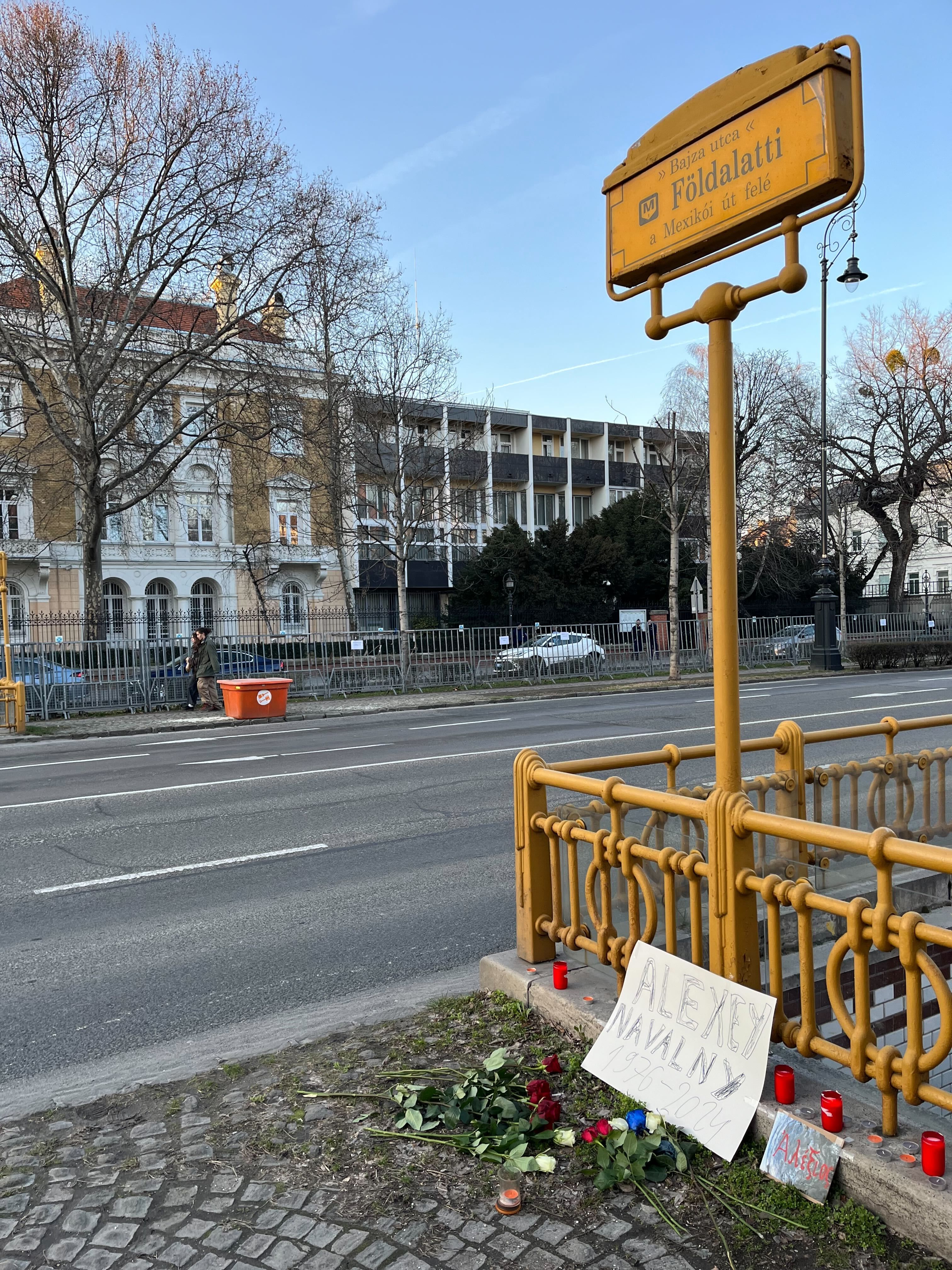 A budapesti orosz nagykövetség előtt emlékeztek meg Navalnijról, Putyin elhunyt bírálójáról