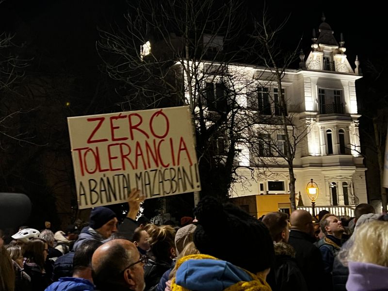 Fideszes lap: komcsik és homoszexuális libsik tüntetnek