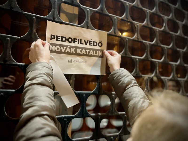 „A gyerekek az elsők” – Novák Katalin lemondását követelik a tüntetők péntek este
