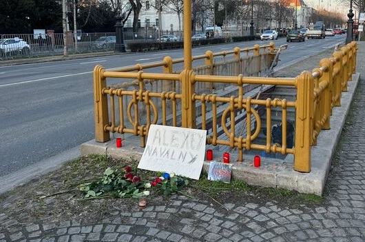 A budapesti orosz nagykövetség előtt emlékeztek meg Navalnijról, Putyin elhunyt bírálójáról