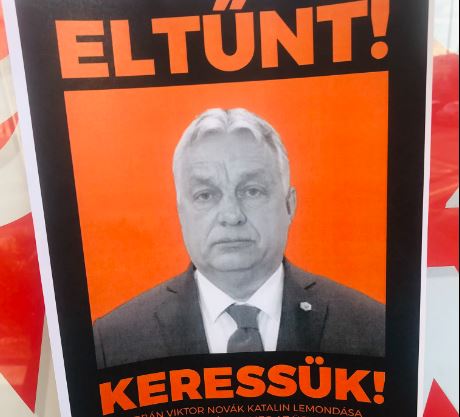 Előkerült Orbán Viktor, akit plakátokon is kerestek: Novák Katalin nevét még mindig nem ejtette ki a botrány óta