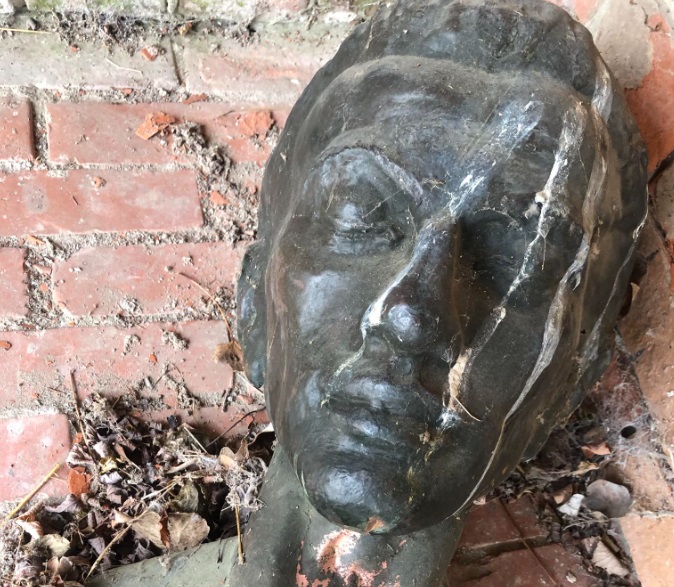 Meggyalázták a pannonhalmi Radnóti-szobrot – megrázó felvételek