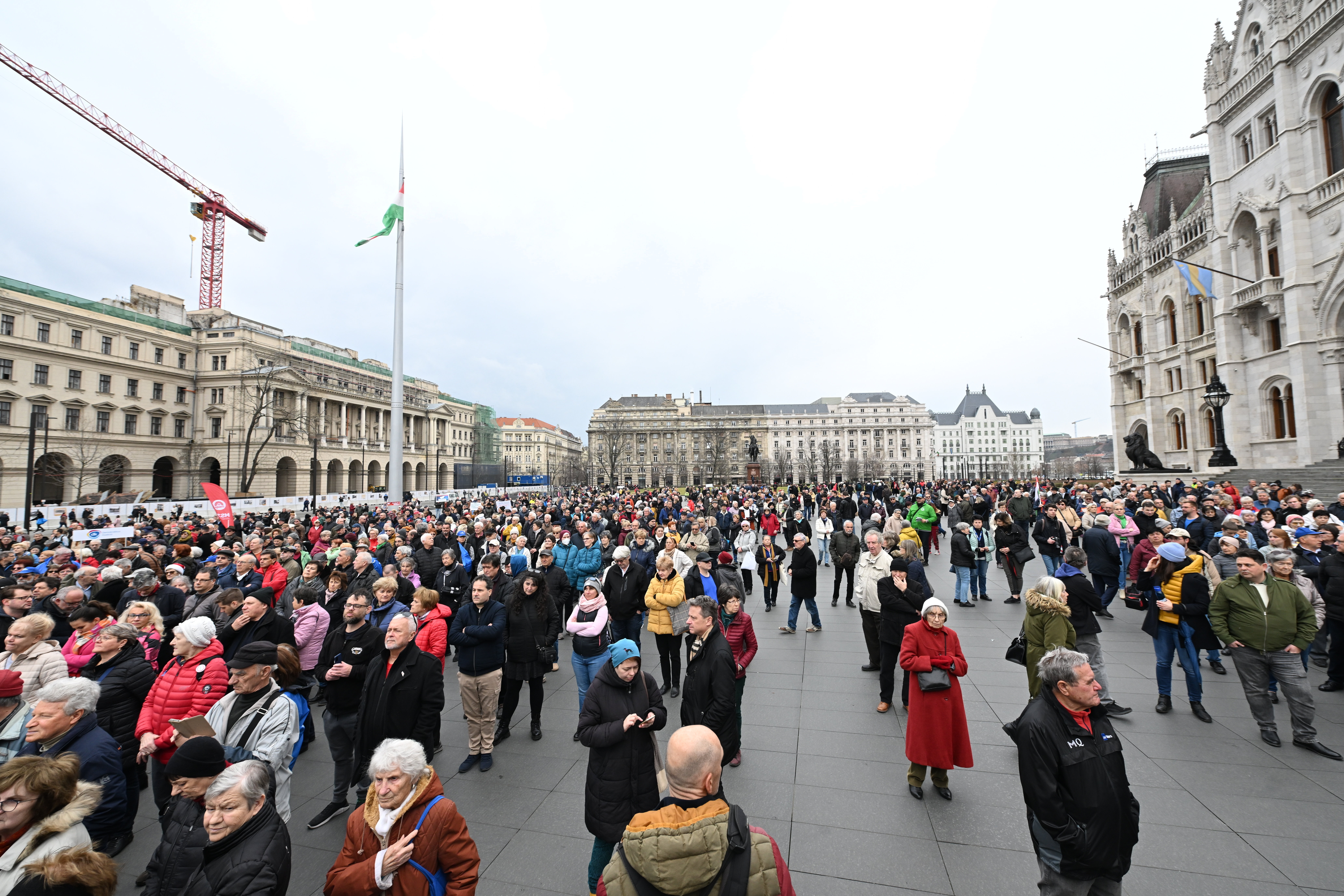 "Orbán Viktor fél a néptől" – ellenzéki pártok tüntettek Budapesten