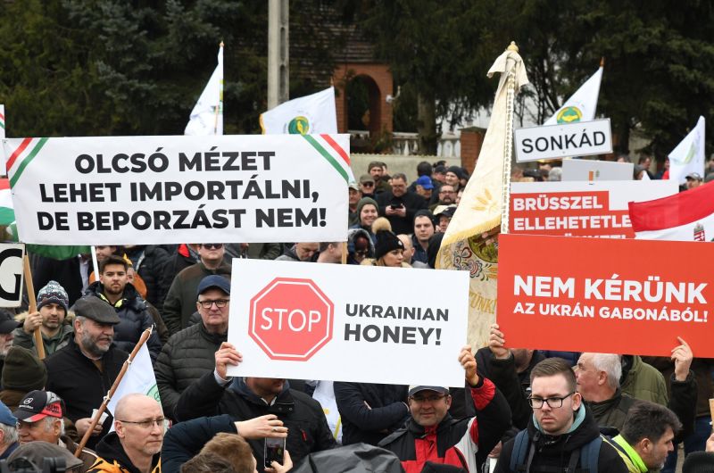 Brüsszel ellen tüntettek a méhészek Záhonynál, de a Fidesztől kaptak pofont