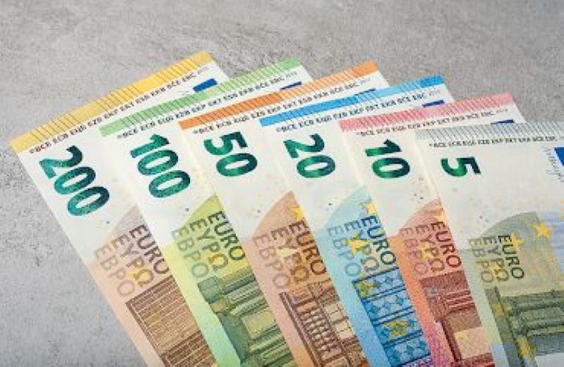 Ne most váltson valutát – Újra 405 felett a svájci frank, míg az euroért 395-nél is többet kérnek