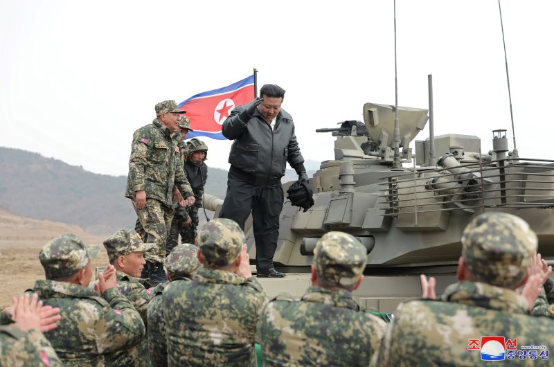 Hoppá! Tankot vezetett és gyakorlatozott az észak-koreai diktátor