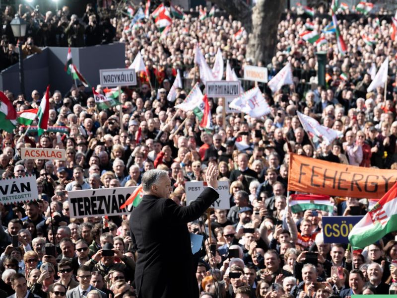 Odavert a Fidesznek a kegyelmi botrány: félmillió szavazót vesztettek – Az ellenzék azonban ezt sem tudta kihasználni