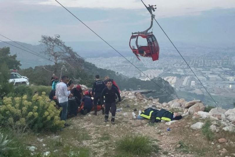 Halálos horrorbaleset volt egy török felvonón, a hegyoldalba zuhantak az utasok – Közel kétszázan rekedtek a levegőben – videó