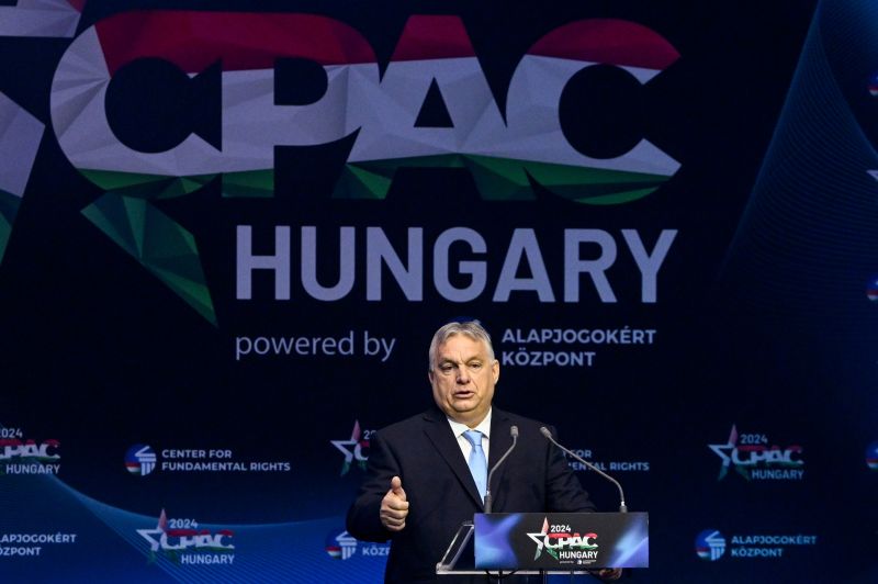 Hatalmas fityiszt mutatott Orbánnak a Euronews, miután kizárták a CPAC konferenciáról, ami a szervezők szerint "NO WOKE ZÓNA"