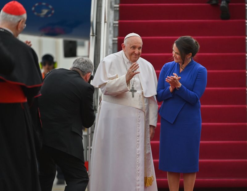 Megszólalt Ferenc pápa a tavalyi magyarországi látogatásáról – Erre hivatkozva adott Novák Katalin elnöki kegyelmet a pedofil bicskei iskolaigazgató bűntársának