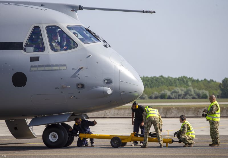 A békepárti Orbán-kormány brazil katonai óriásrepülőgépekkel bővíti a magyar légierőt, csúcsfizetést kapnak a pilóták 