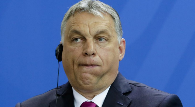 „Orbán Viktor sokkal okosabb, mint bohókás brit kollégái. Nem kilépni akar az EU-ból, hanem el akarja foglalni" – Hosszú cikkben alázza Orbánt a Bloomberg