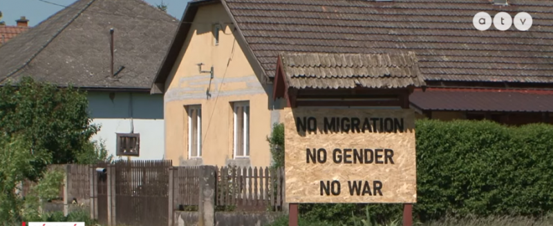 Ez az igazi orbáni vendégszeretet a falu határában: “No Migration, No Gender, No War” – A polgármester szerint nincs itt semmi gond