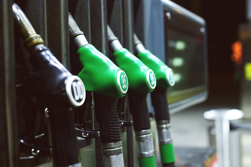 Gyáva kormány: árstopot nem mer bevezetni, de az üzemanyag-kereskedőket utasítja a benzinárak régiós átlaghoz való igazítására