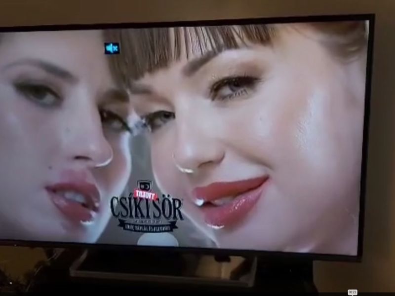 Szexcsatornán nyalogatják a reklámban a lányok egymást és a Csíki Sört