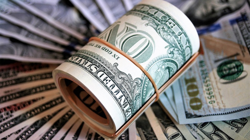 Alaposan pofára esett a forint – A dollár átlépte 370-es lélektani határt
