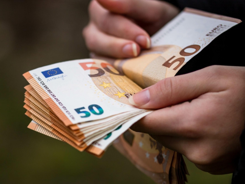 Totális csődben a forint – Egyre közelebb a 400-as euró és a 410-es frank