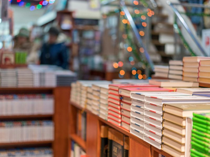 Káosz a könyviparban: a kormány kivérezteti a kiadókat 