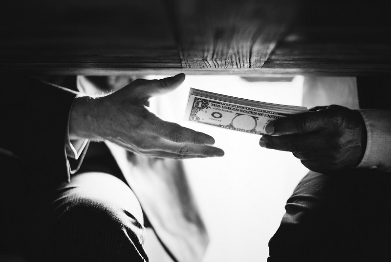 Csúnya kormányzati korrupciós bukta – Minisztériumi tisztviselők feje hullik porba a több tízmilliós csúszópénzek miatt