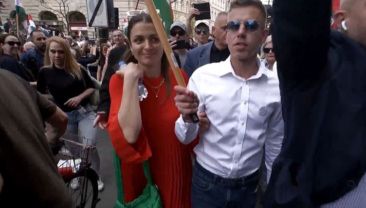 Bikavadító piros szettben, fehér cipőben és egy zöld táskával a vállán kísérte kézen fogva barátnője Magyar Pétert a tüntetésen – fotó 