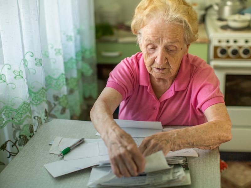Jöhet a 70 éves nyugdíjkorhatár – Elszegényednek az idősek, kénytelenek visszaállni a munkába