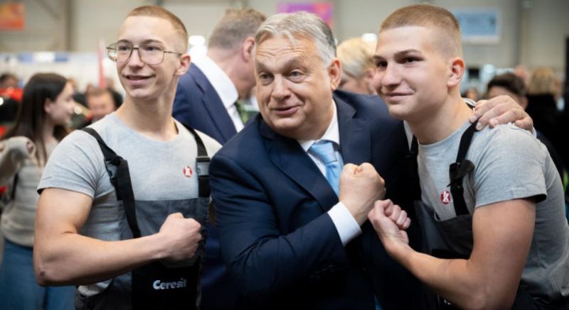 Orbán nagyon laza: Napszemüvegben, bicepszét méregetve szelfizett körbe a fiatalok között – fotó
