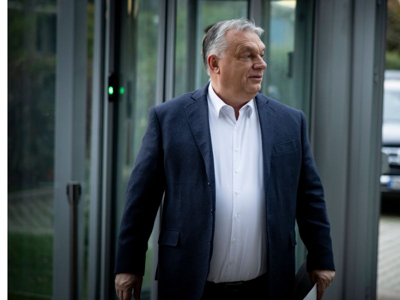 Vélhetően nem így gondolta Brüsszel elfoglalását Orbán Viktor – A konzervatívok rendezvényét két hotelbe be sem engedték, végül egy harmadik helyszínen a rendőrség vetett véget az 