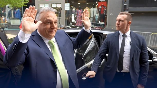 Orbán Viktor kiszállt az autóból, és feltett kézzel felkiáltott: "Ne lőjenek!" – videó  
