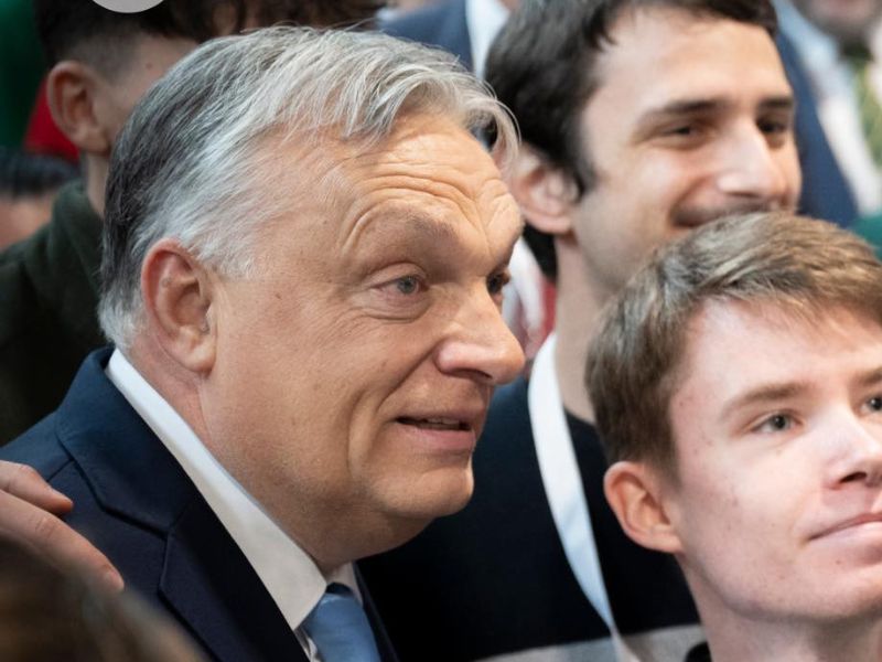 Orbán Viktor nagyüzemben mosolyog, azt állítja percenként 3,67 szelfit készítenek vele