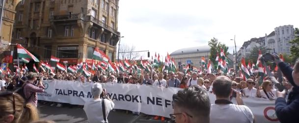 Most törlesztett Orbánéknak Bencsik András – Patkánylelkületű tömegnek nevezte azokat, akik tegnap részt vettek a kormányellenes megmozduláson