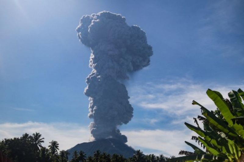 Elképesztő képsorok: Öt kilométer magasra tört ki az indonéziai Ibu vulkán