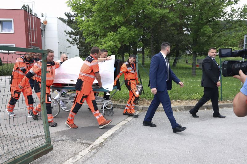 Közel négy órás műtétet hajtottak végre Robert Ficón, három golyó talált el, sok vért vesztett – Az életéért küzd a szlovák kormányfő 