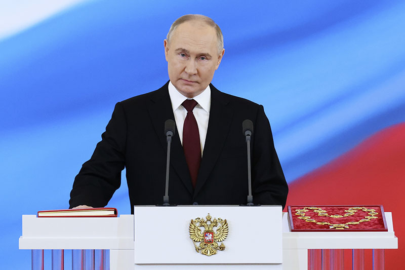 Miután lemondott a teljes orosz kormány, Putyin lépett 