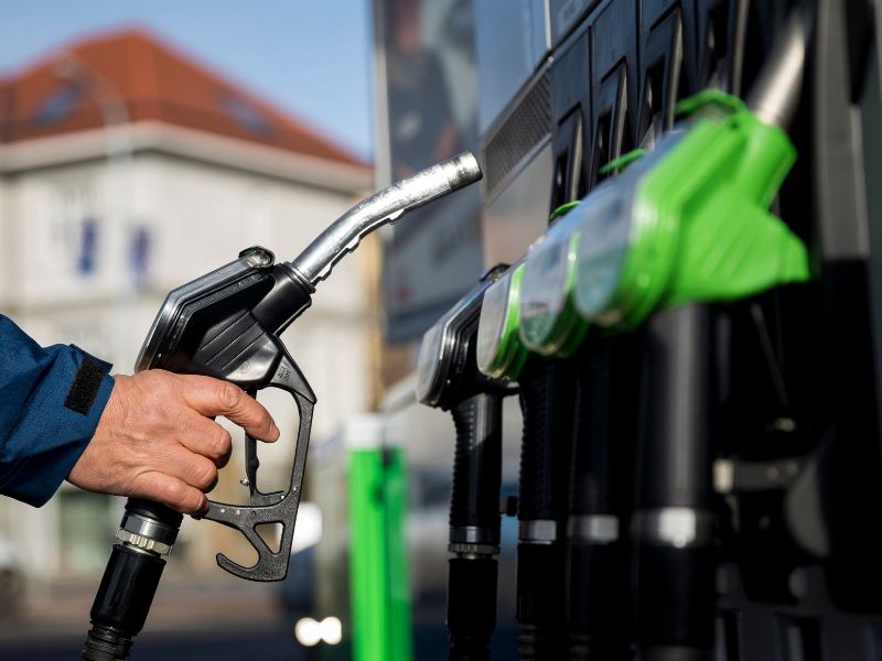 Érdemes várni a tankolással – újabb árzuhanás jön – mutatjuk, mikor menjen a benzinkútra