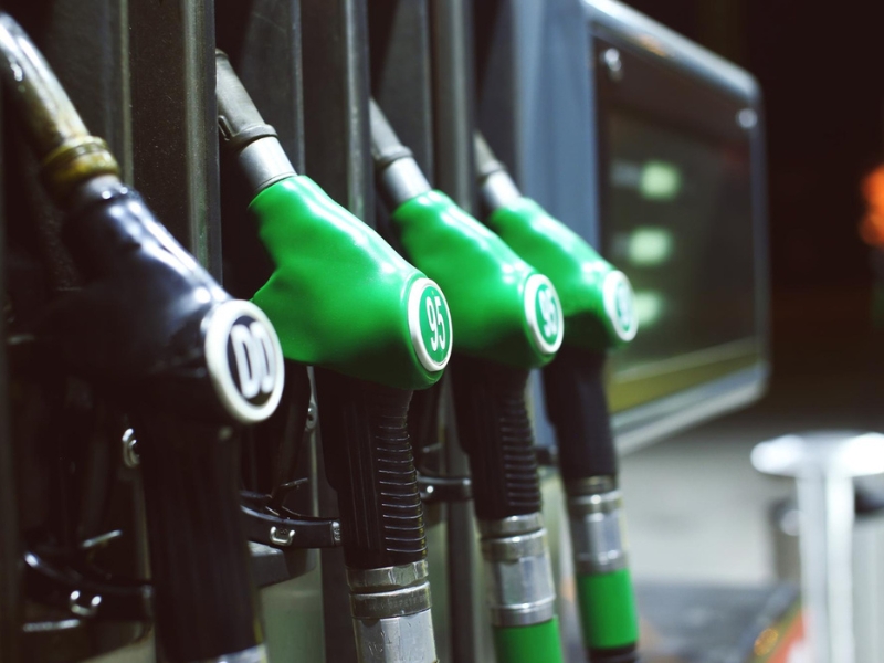 Nem mindennapi fordulat: pénteken és szombaton is csökken a benzin ára!