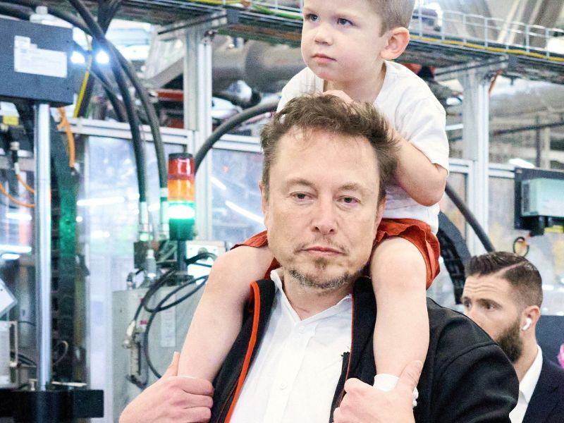 Már Elon Musk is kongatja a vészharangot, jönnek a terminátorok – ennyi időnk van még