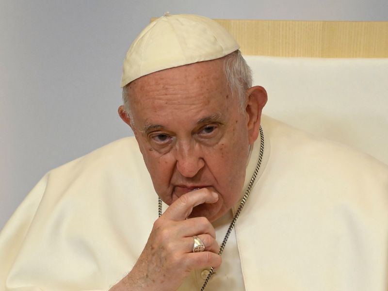 Eldurvult a helyzet Rómában, személyesen Ferenc pápát támadják 