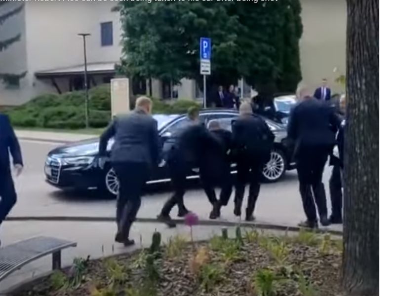 Így cibálták Ficot testőrei az autóba – videón a lövés – felkavaró felvételek