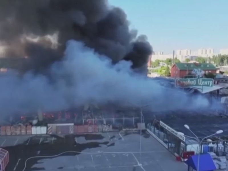 Sokkoló videó ahogy egy orosz bomba csapódik egy áruházba Harkivban – sok a halálos áldozat