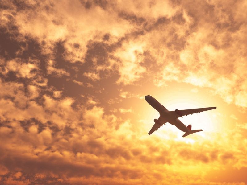 Köhögés miatt estek egymásnak az utasok a repülőn – Akár tragédia is történhetett volna
