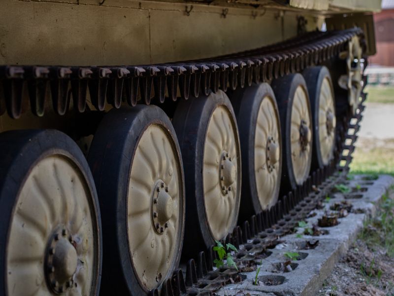 Lettország felkészül a legrosszabbra – Harckocsiárkokat ásnak a határon