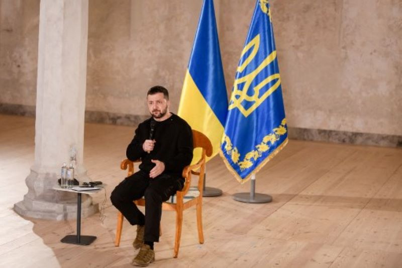 Nagy bajban van Zelenszkij, körözést adtak ki az ukrán elnök ellen