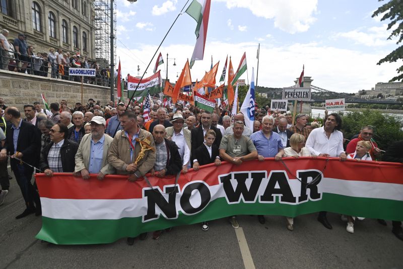 "Most mi áradunk!" – Elindult a Békemenet, olaszok, litvánok is vannak a tömegben, Semjén Zsolték viszik a molinót 