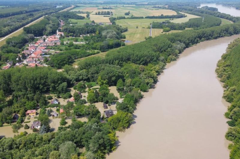Mindjárt itt a hatalmas áradás, teljes a készültség – Lezárták a budapesti alsó rakpartot is a Duna tetőzése miatt