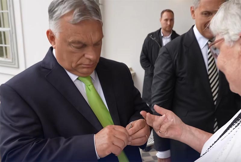Nem vicc: Bicskával várták Orbán Viktort – videóval