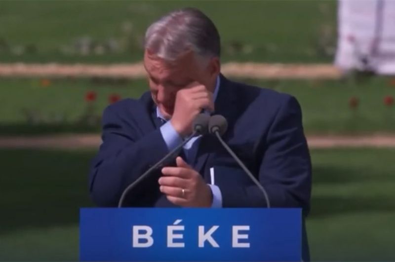 Fotó – Megható pillanat: Orbán Viktor könnyeit törölgette