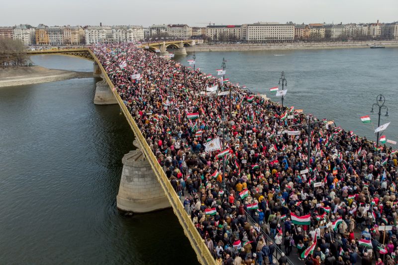 Soha nem látott tömegekre számítanak a Békemeneten, ahol Orbán is beszédet mond – Lebénul fél Budapest
