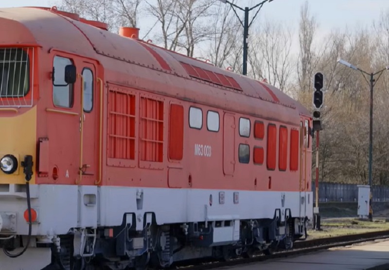 Lángolt, füstölt a dízelmozdony Debrecennél, 35 utas menekült